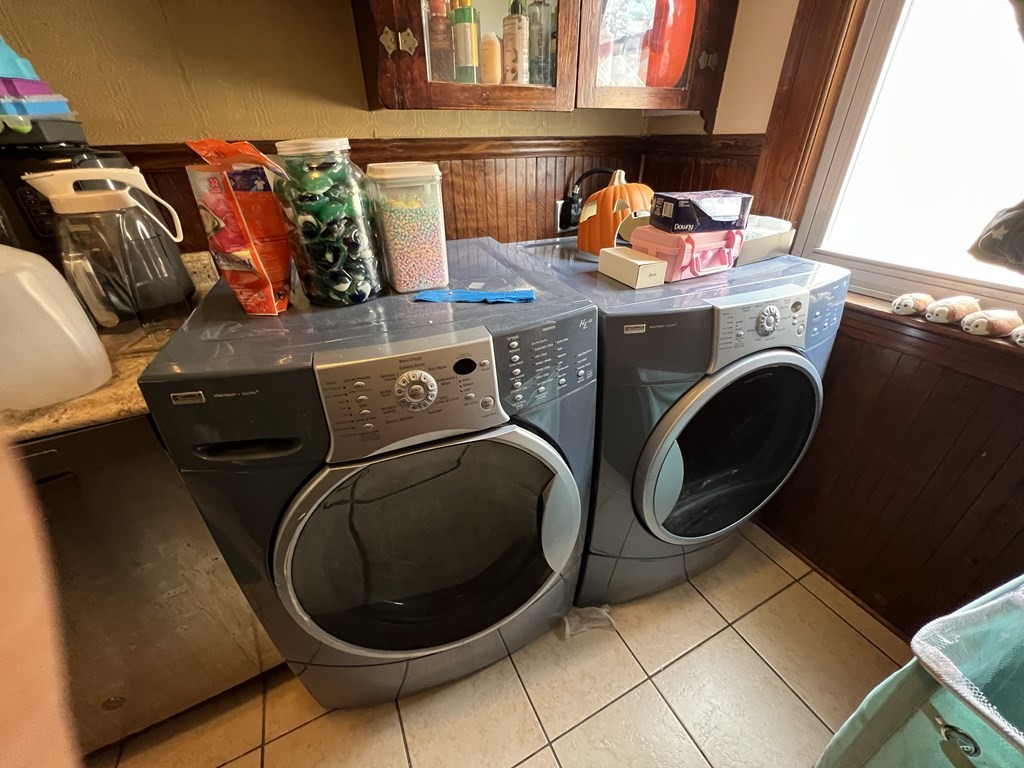 39 Woodford Street, Unit 2 Worcester, MA 01604 - Photo 10 of 20 a utility room with dryer and washer