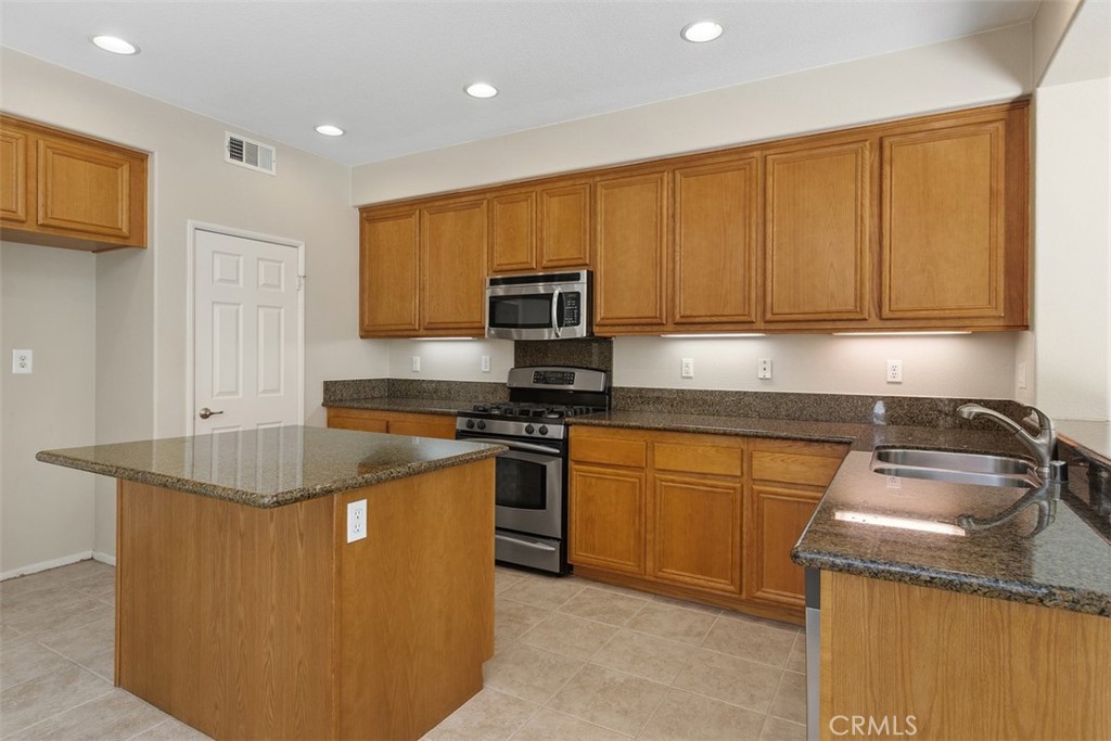 28905 Booth Bay Road Temecula, CA 92591 - Photo 17 of 51 Kitchen has Granite Counter Tops