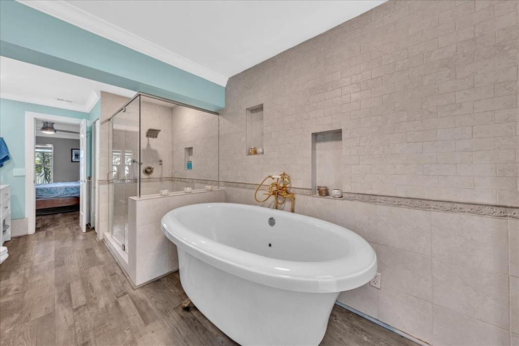 2931 Southwest 108th Way Davie, FL 33328 - Photo 24 of 36 a spacious bathroom with a bathtub and a sink