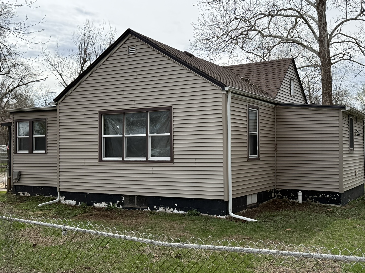 3245 9th Street Rockford, IL 61109 - Photo 5 of 26 a front view of a house with a yard