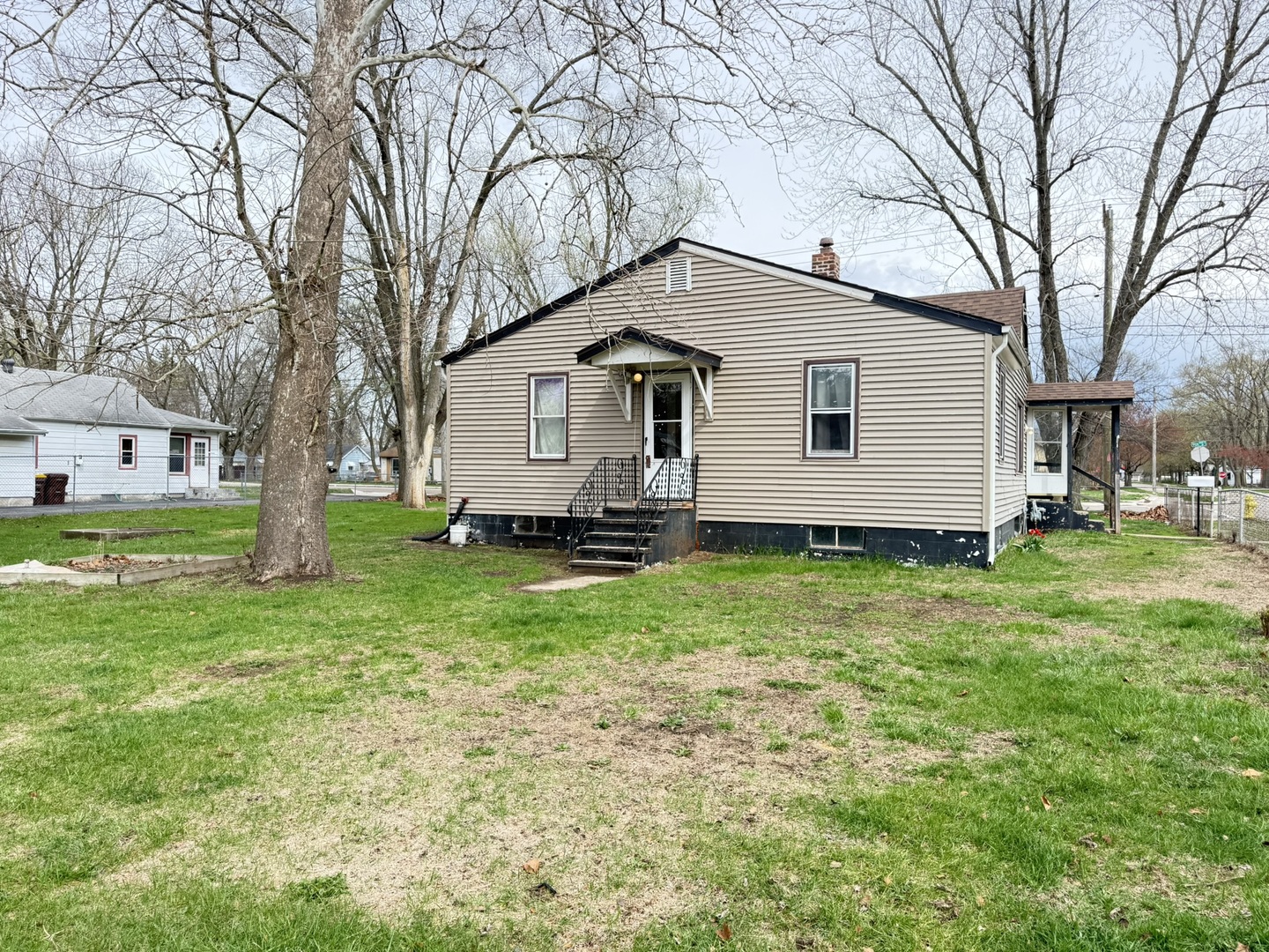 3245 9th Street Rockford, IL 61109 - Photo 6 of 26 a front view of house with yard and green space