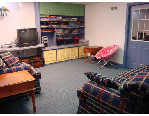 102 Barnett Road Sutton, MA 01590 - Photo 20 of 30 a room with furniture
