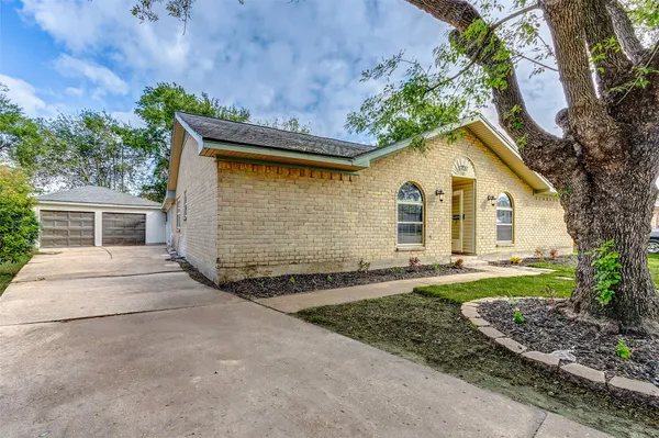 $2,200 | 8707 Collingsdale Road, La Porte, TX 77571