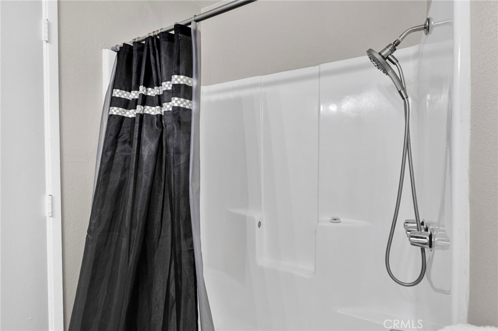 10616 Jamul Road Apple Valley, CA 92308 - Photo 16 of 25 Guest bathroom