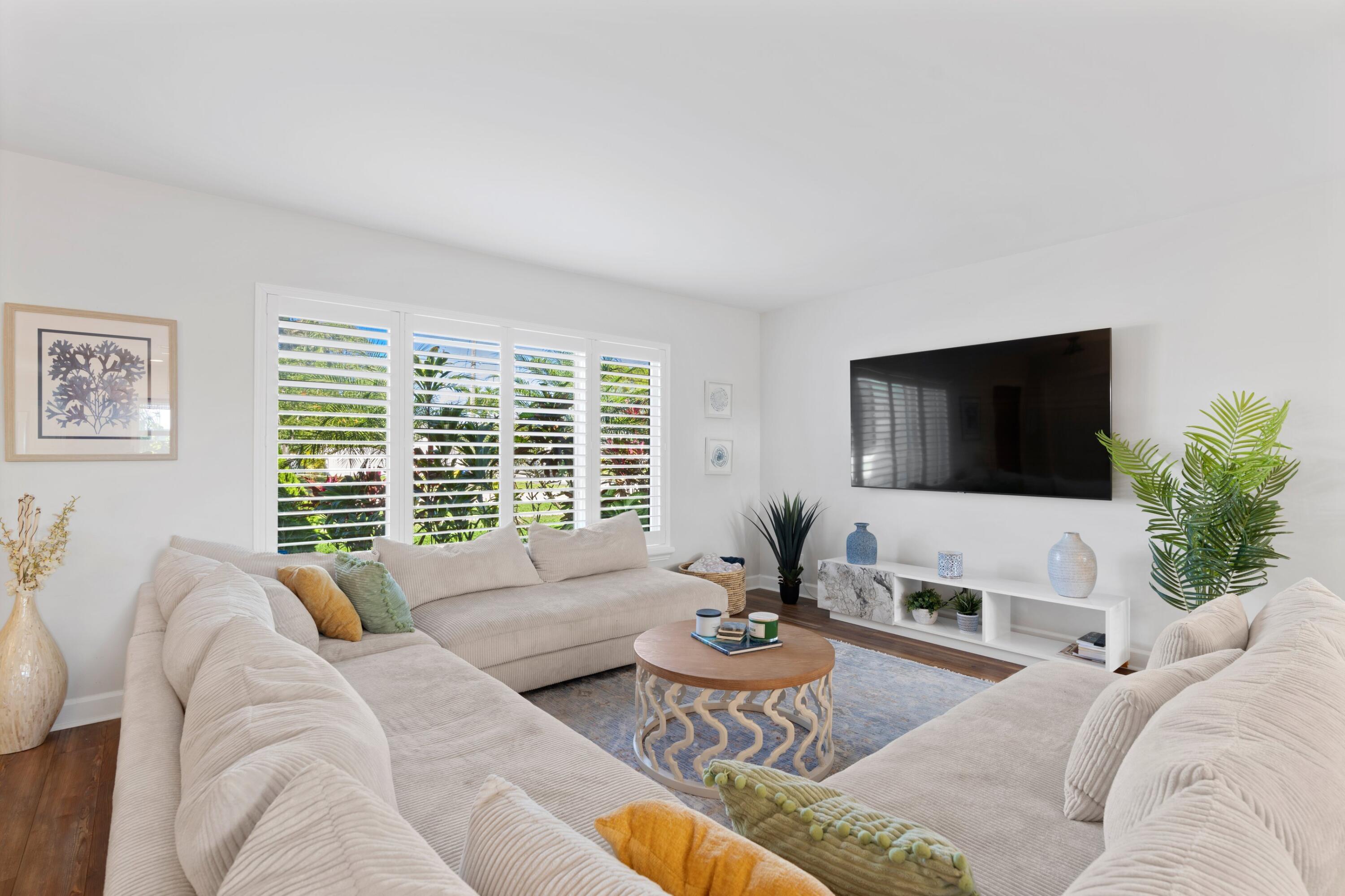 136 Oregon Lane Boca Raton, FL 33487 - Photo 4 of 45 Living Room