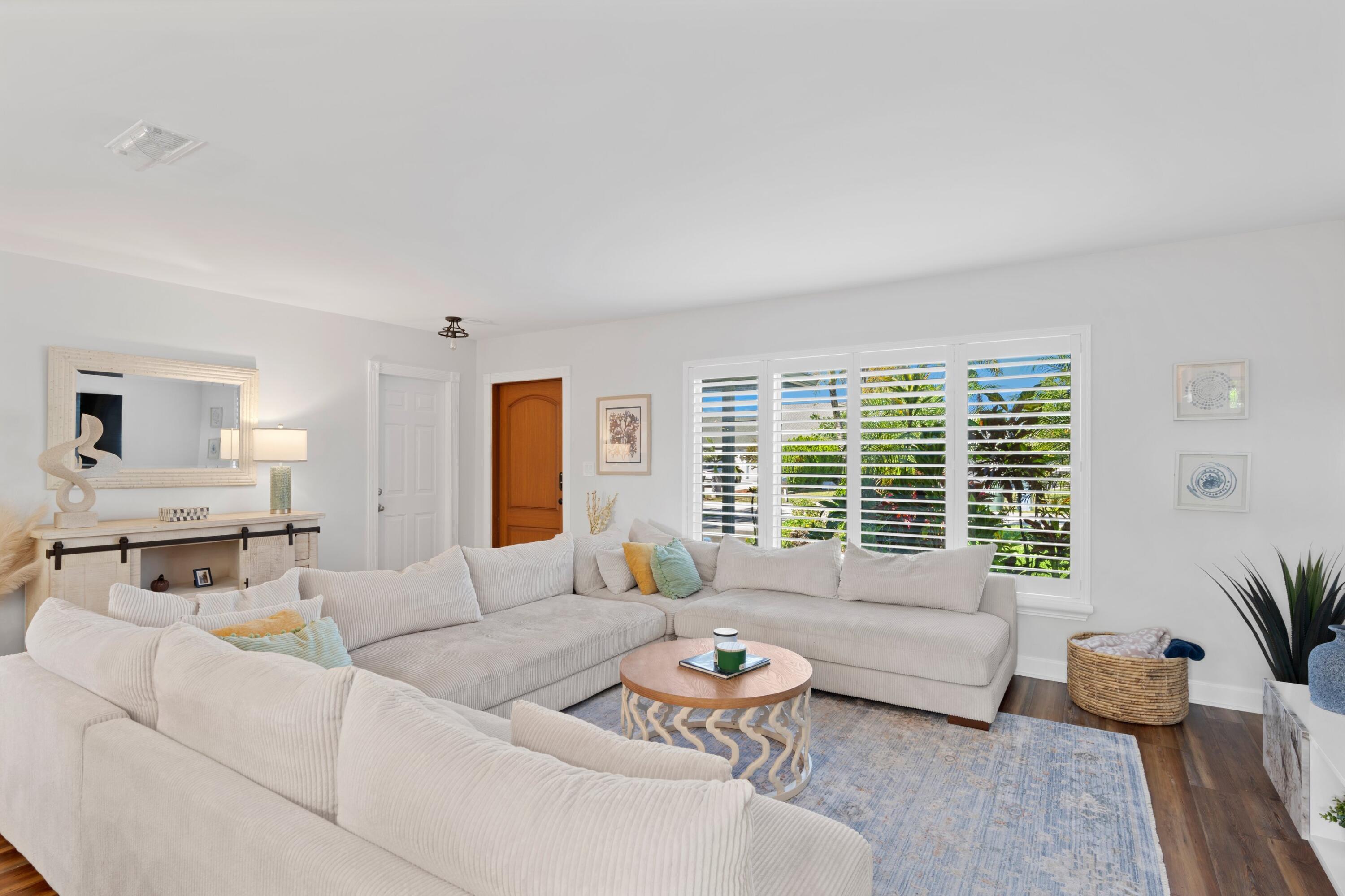 136 Oregon Lane Boca Raton, FL 33487 - Photo 5 of 45 Living Room