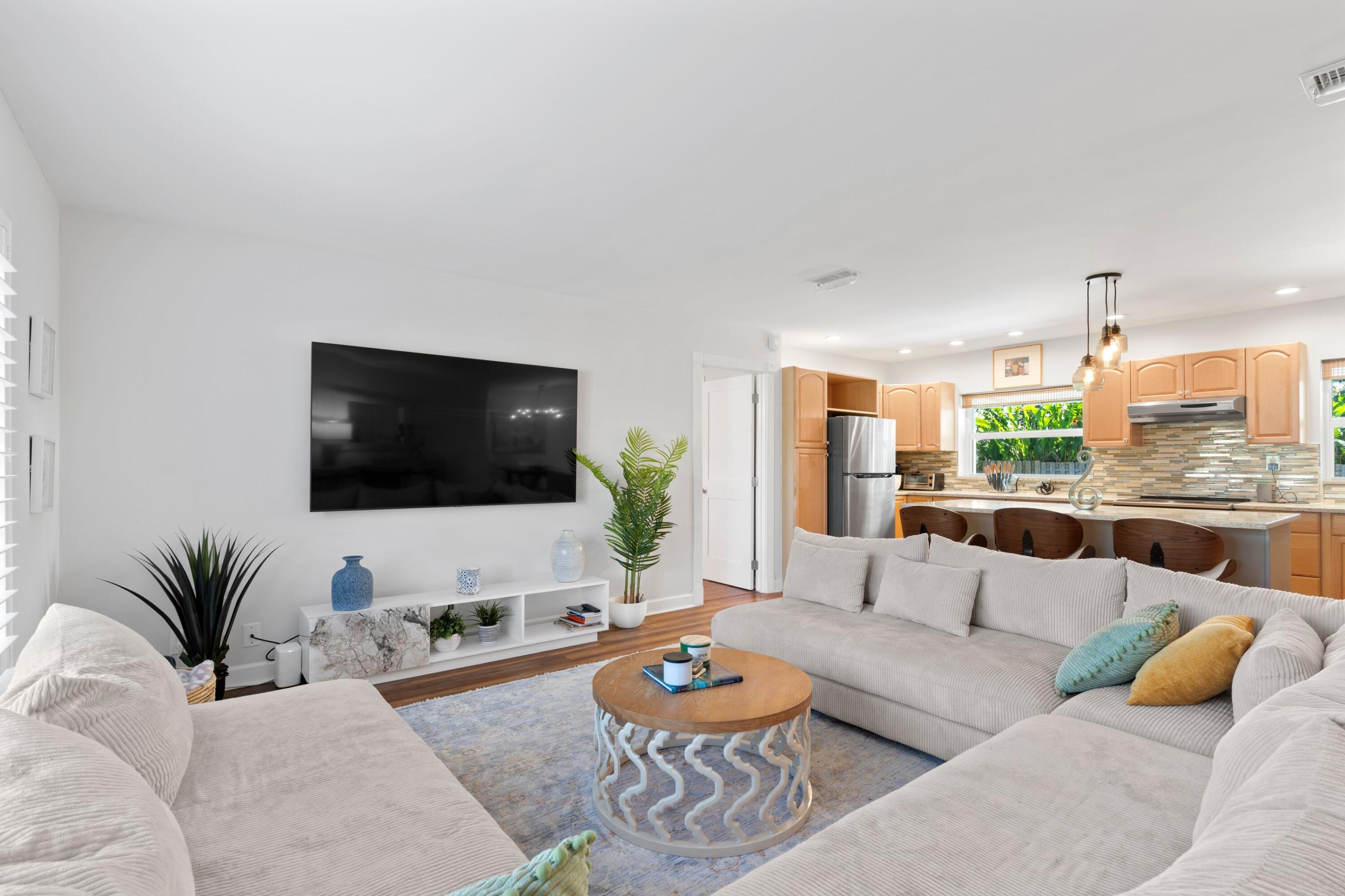 136 Oregon Lane Boca Raton, FL 33487 - Photo 6 of 45 Living Room/Kitchen