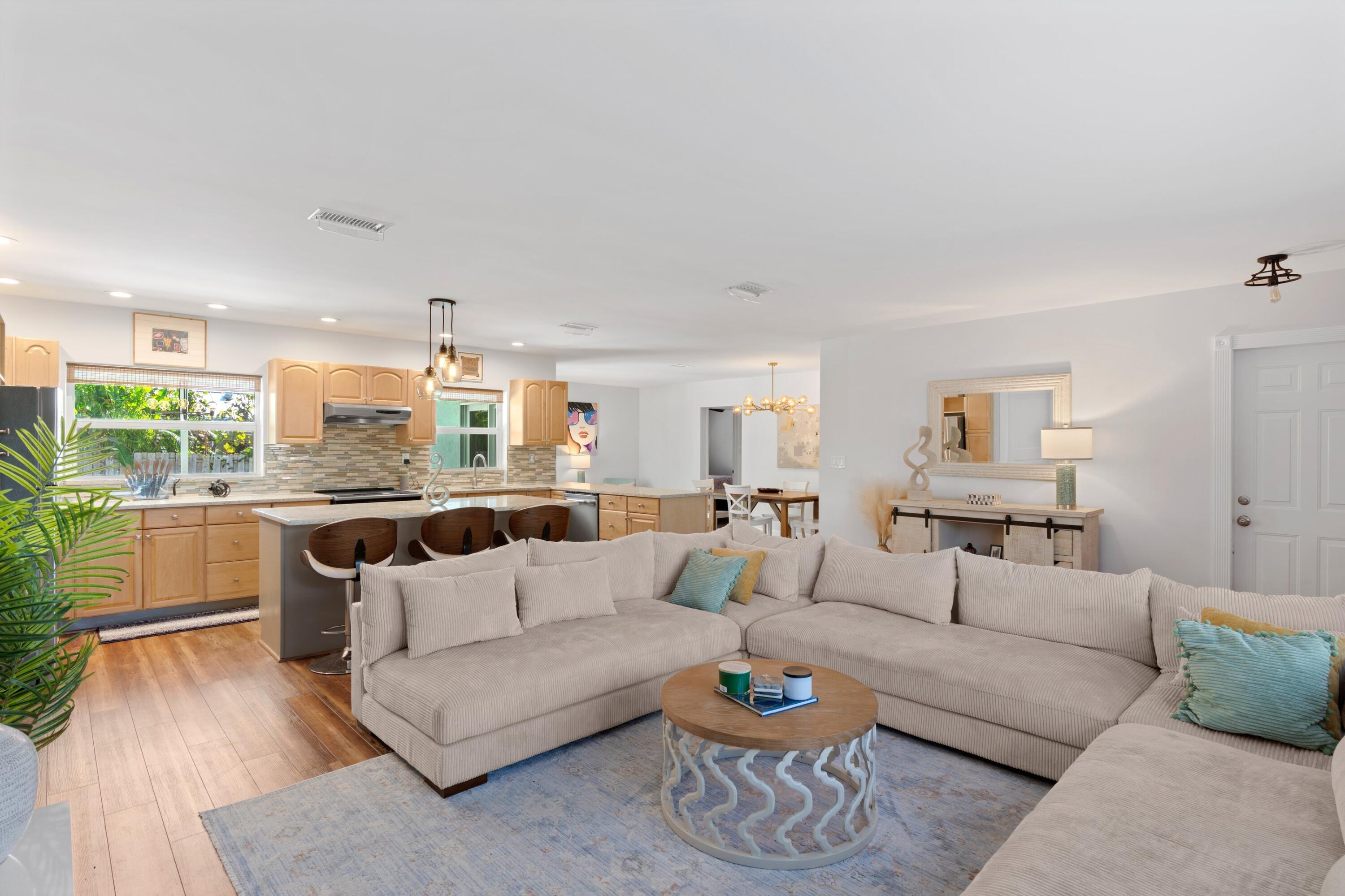 136 Oregon Lane Boca Raton, FL 33487 - Photo 7 of 45 Living Room