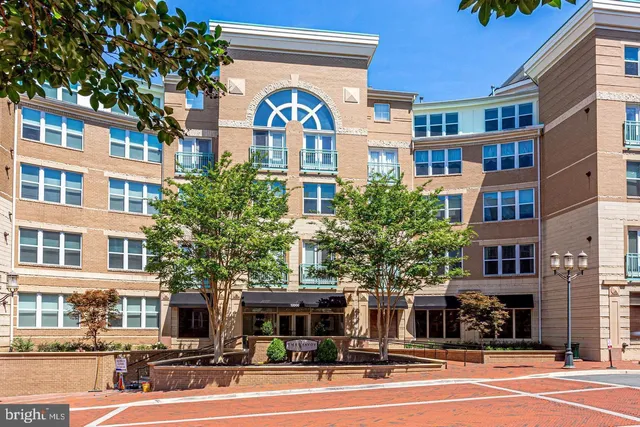 $2,000 | 12000 Market Street, Unit 377, Reston, VA 20190