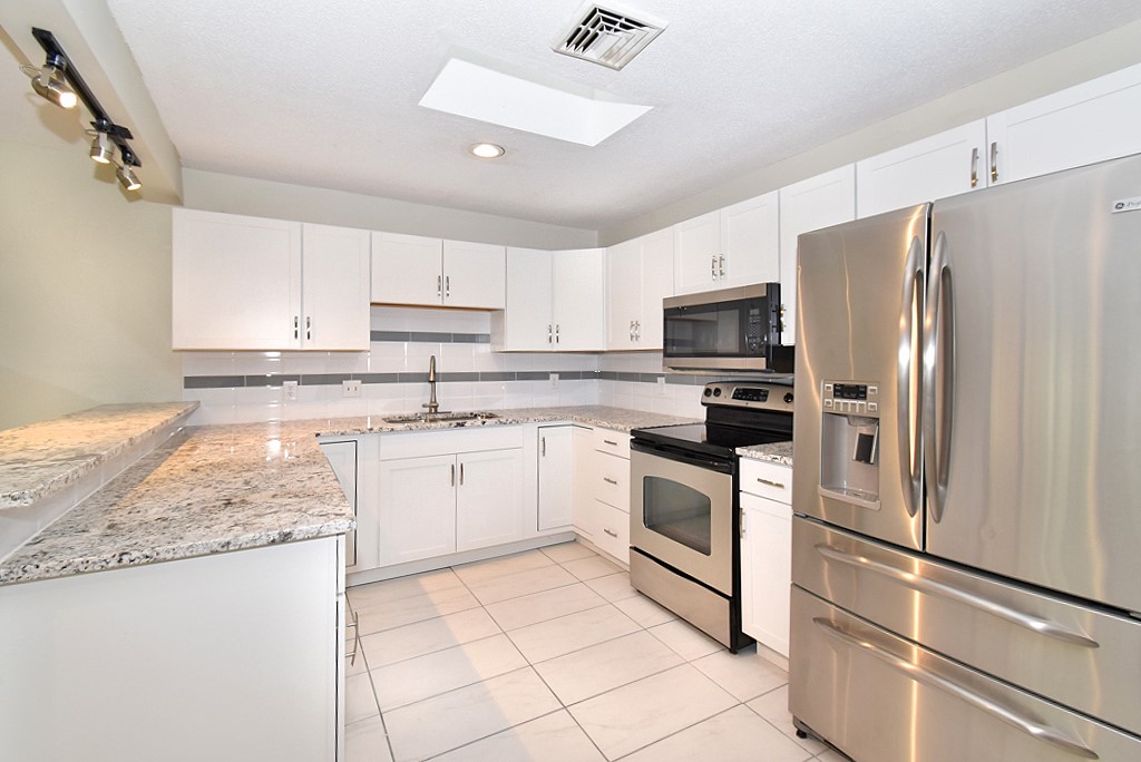 61 Fox Ridge Crescent Warwick, RI 02886 - Photo 8 of 17 Gallery Image 8