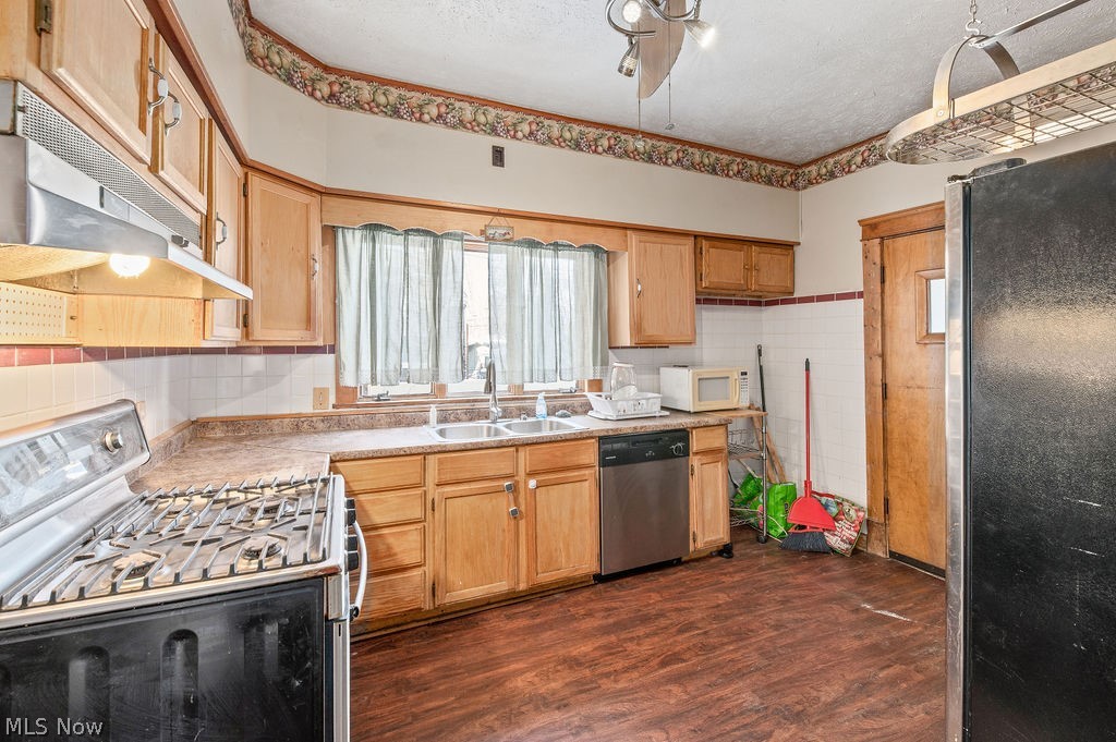908 Herrick Road Cleveland, OH 44108 - Photo 15 of 32 Gallery Image 15