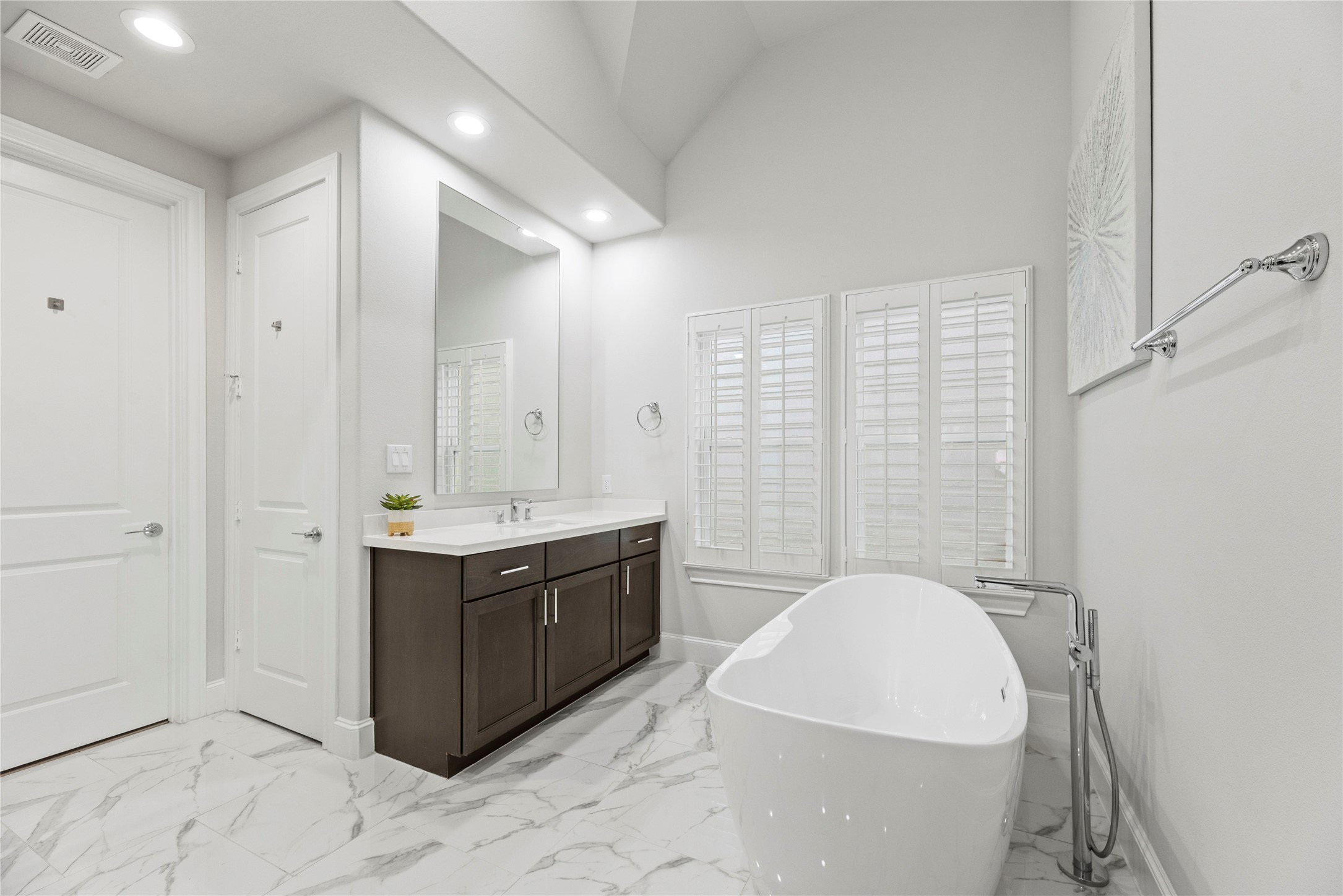 5306 South Capitol Street Houston, TX 77023 - Photo 17 of 28 a bathroom with a sink a toilet and tub