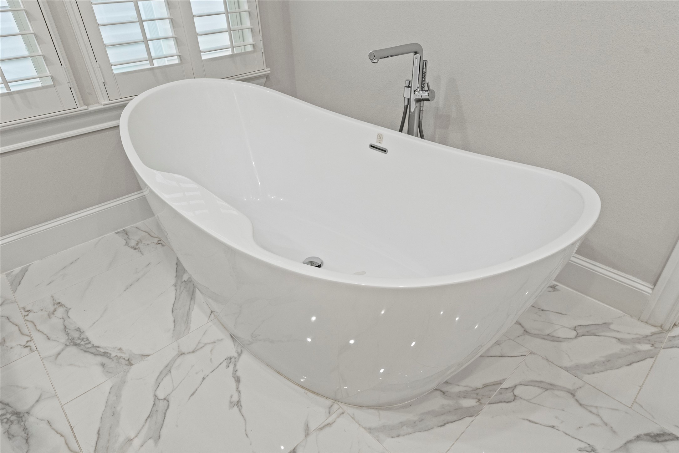 5306 South Capitol Street Houston, TX 77023 - Photo 18 of 28 a close up of a bathtub in a bathroom