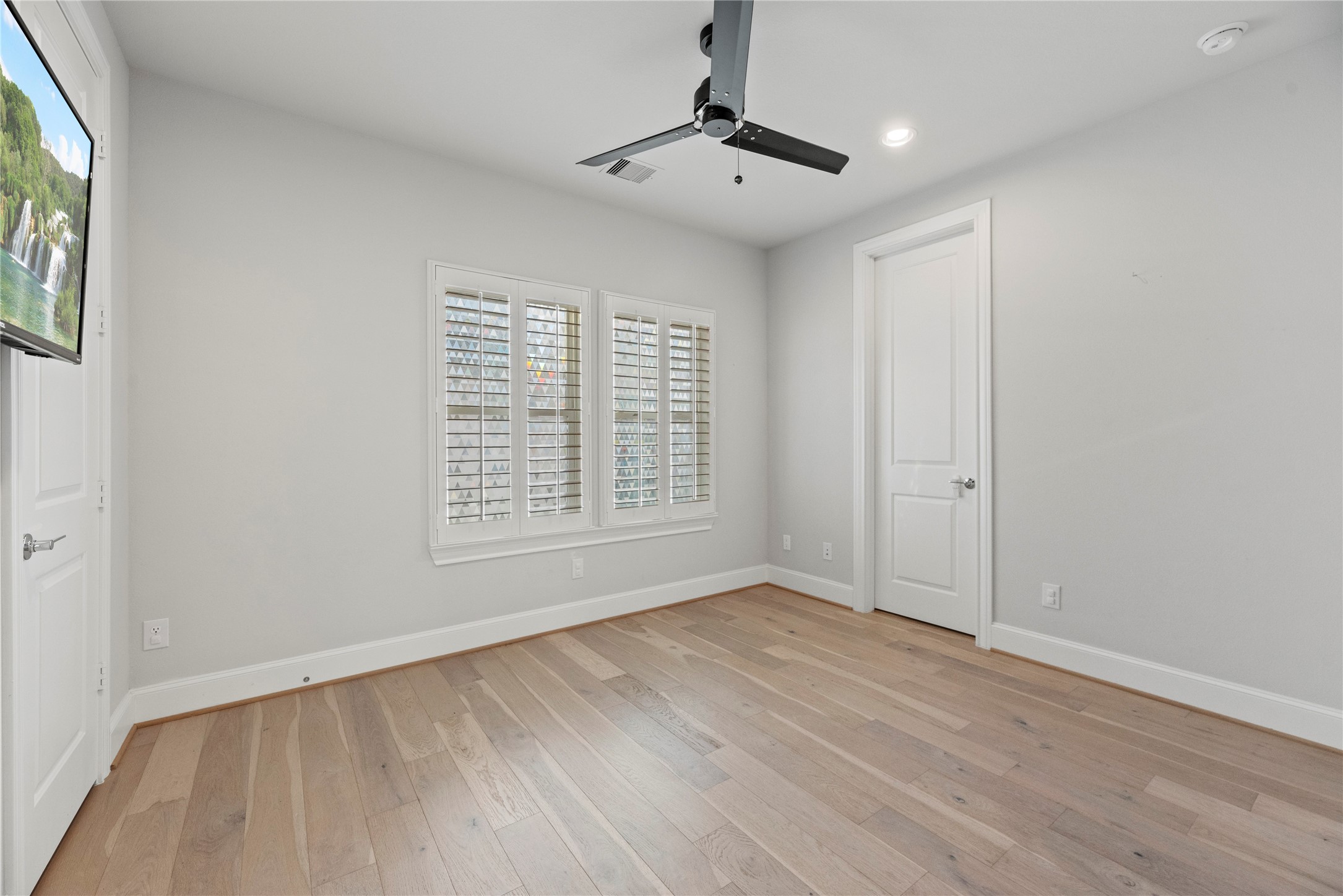 5306 South Capitol Street Houston, TX 77023 - Photo 20 of 28 wooden floor in an empty room with a window