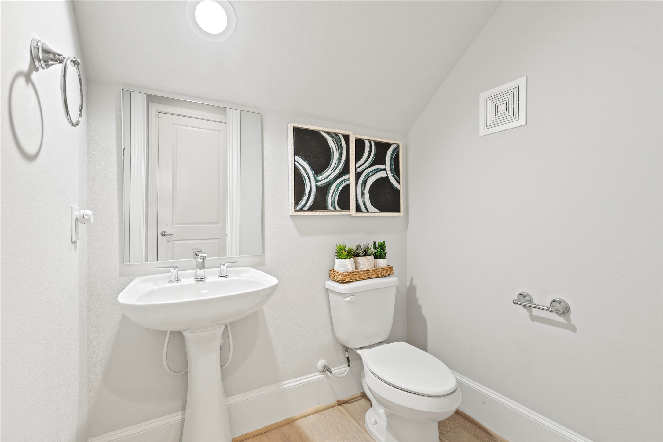 5306 South Capitol Street Houston, TX 77023 - Photo 24 of 28 a bathroom with a toilet sink and mirror