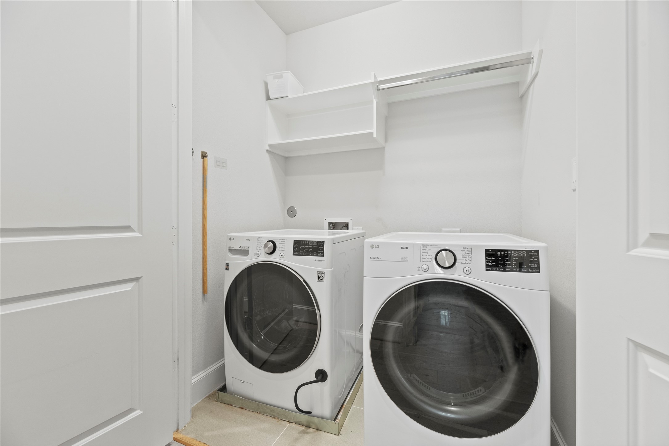 5306 South Capitol Street Houston, TX 77023 - Photo 25 of 28 a utility room with dryer and washer