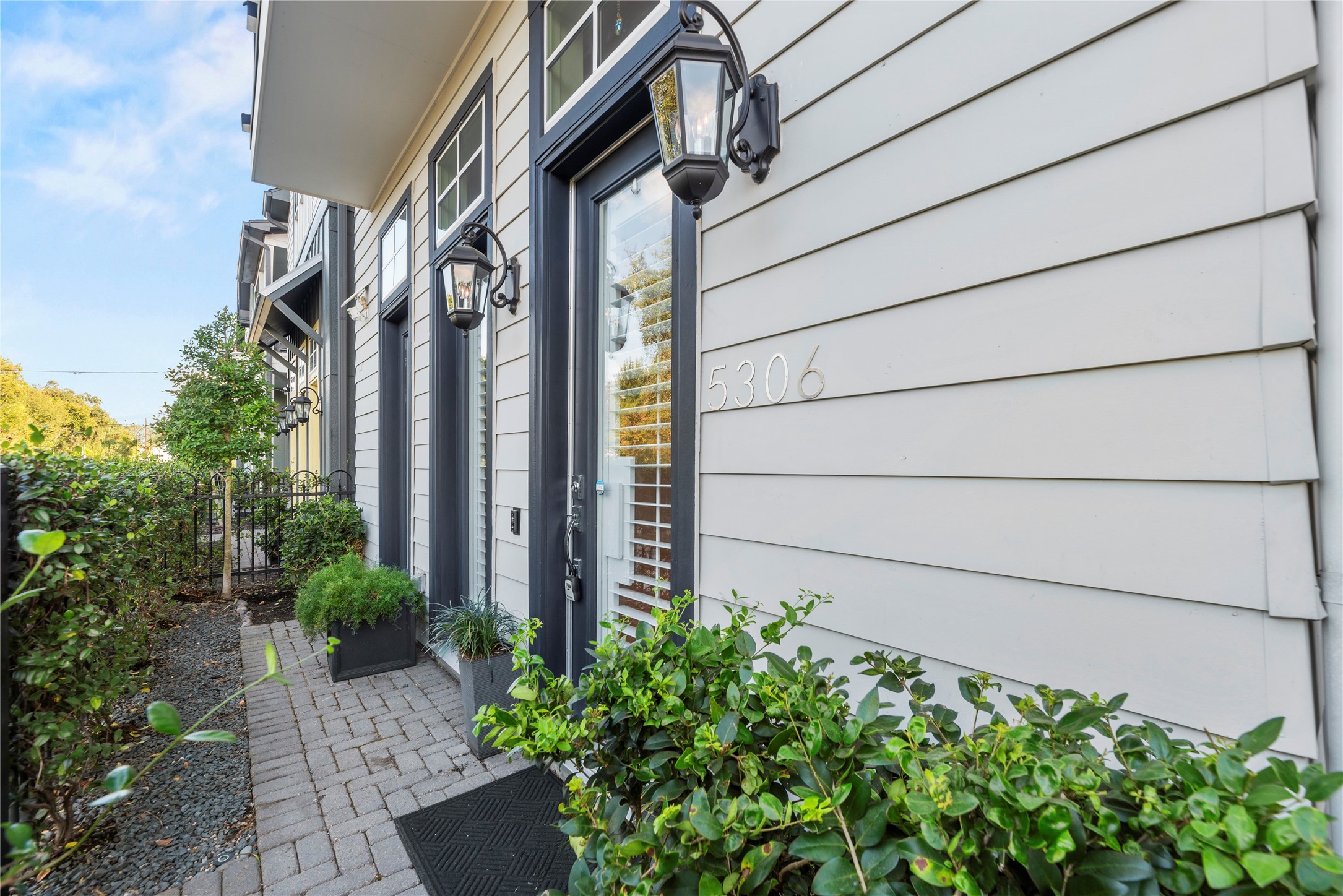 5306 South Capitol Street Houston, TX 77023 - Photo 27 of 28 a backyard view of multi story residential apartment building