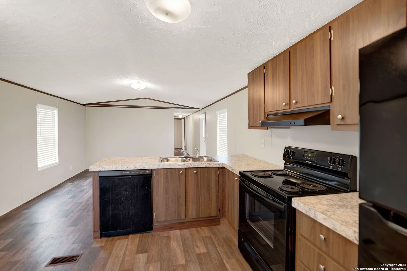 888 Lobo Loop Hondo, TX 78861 - Photo 11 of 35