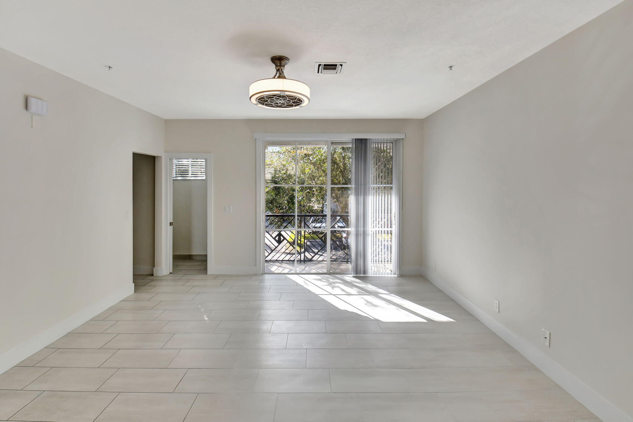 325 Atlantic Grove Way Delray Beach, FL 33444 - Photo 23 of 45 Living room
