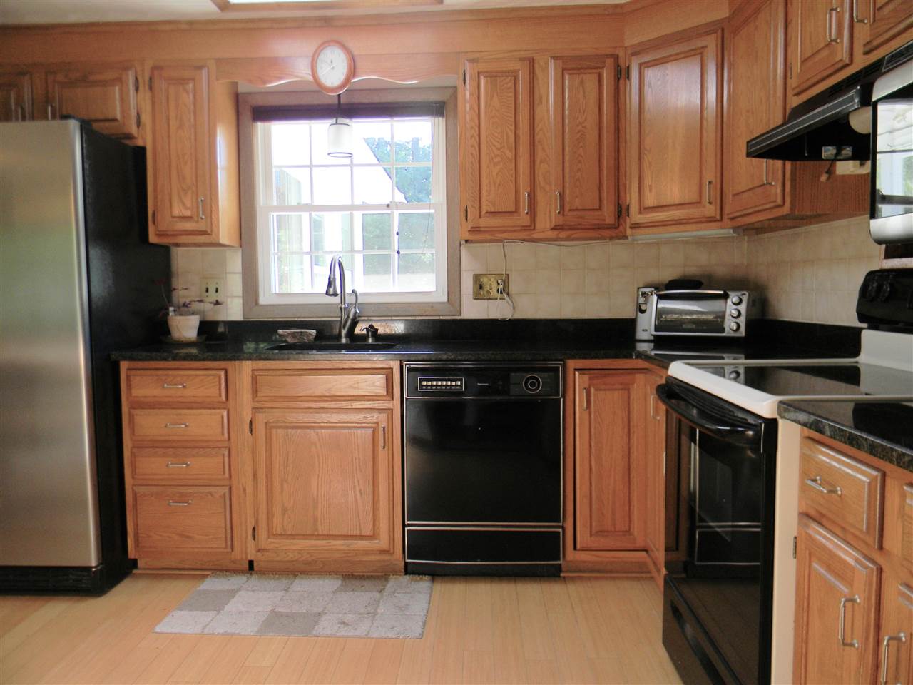28 Porter Road Chelmsford, MA 01824 - Photo 3 of 31