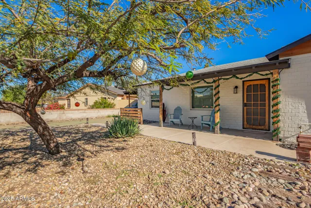 a view of a house with a backyard