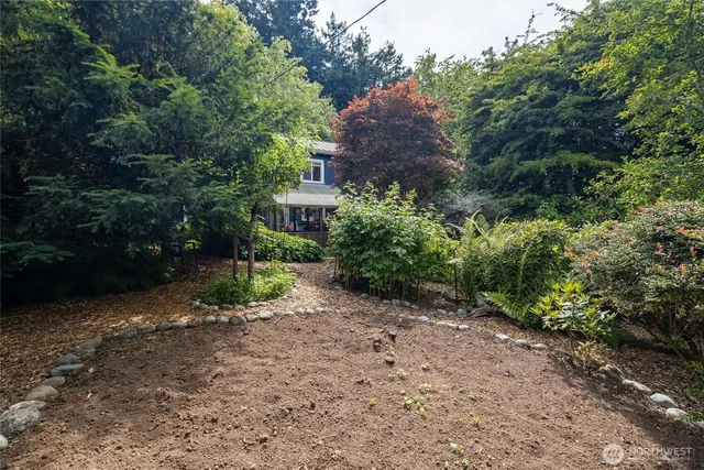 a view of a pathway with a house