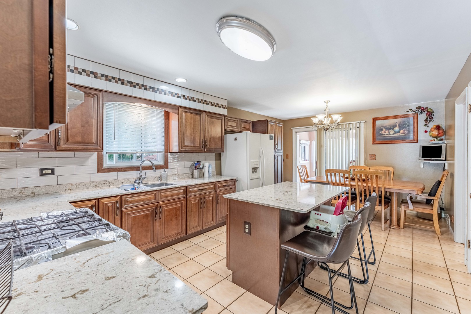 433 Cherry Hill Drive Addison, IL 60101 - Photo 7 of 35