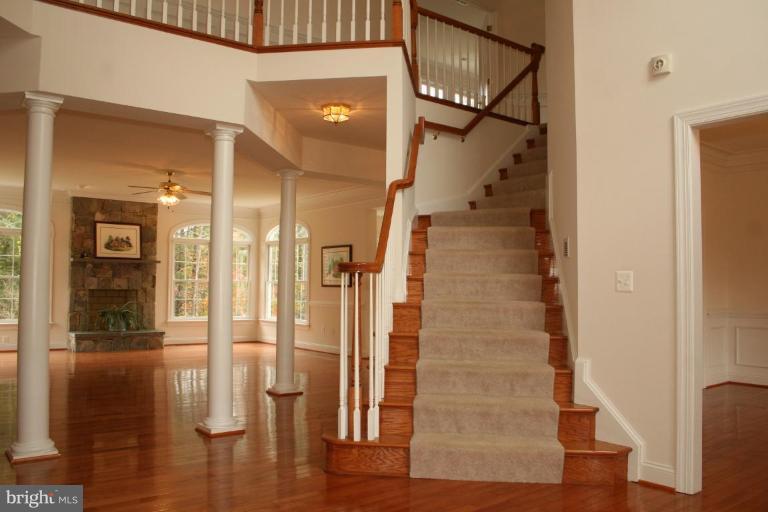 7400 Token Valley Road Manassas, VA 20112 - Photo 2 of 15 Entrance / Foyer