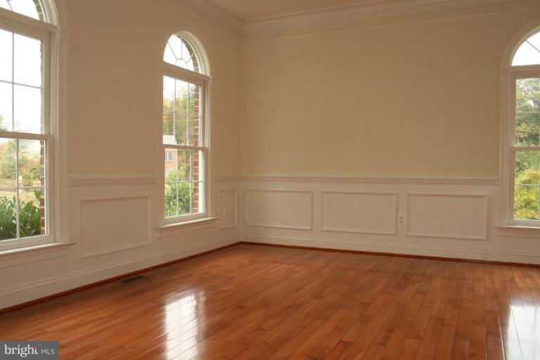 7400 Token Valley Road Manassas, VA 20112 - Photo 11 of 15 Living Room