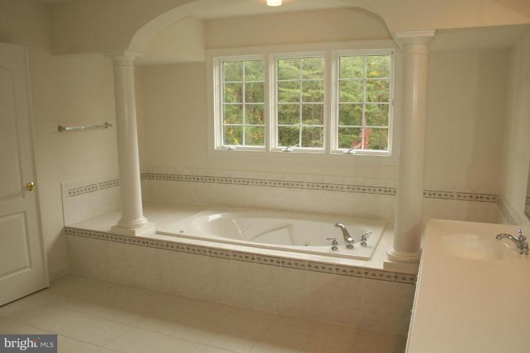 7400 Token Valley Road Manassas, VA 20112 - Photo 12 of 15 Master Bath