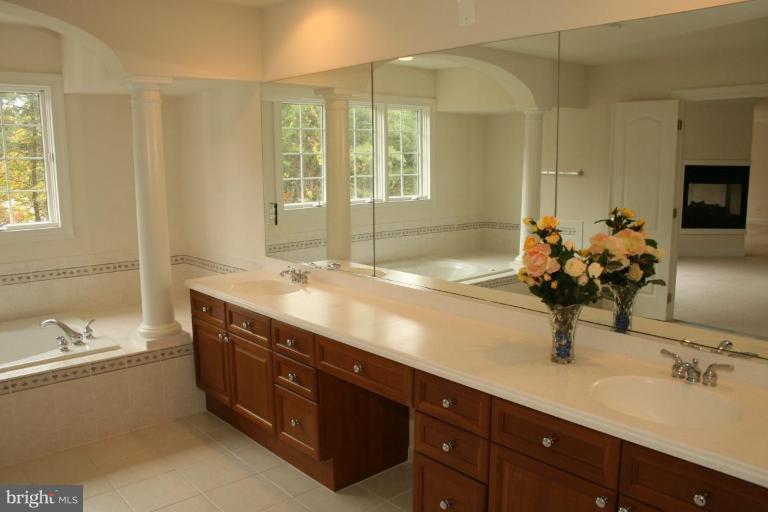 7400 Token Valley Road Manassas, VA 20112 - Photo 13 of 15 Master Bath #2