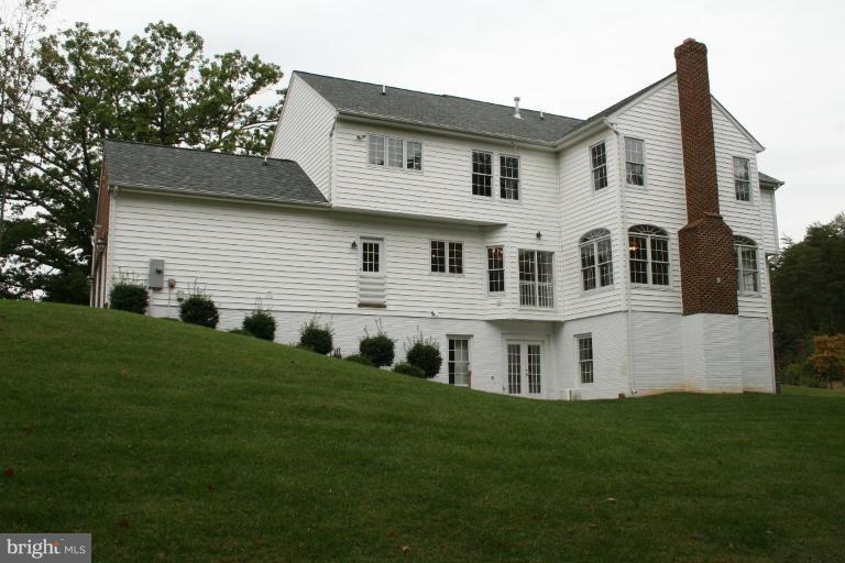 7400 Token Valley Road Manassas, VA 20112 - Photo 9 of 15 Exterior (Rear)