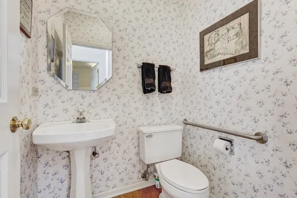 $375,000 | 102 North Crooked Lake Lane, Lindenhurst, IL 60046