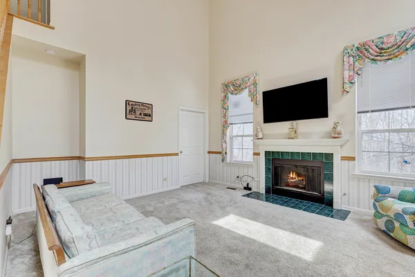 $375,000 | 102 North Crooked Lake Lane, Lindenhurst, IL 60046