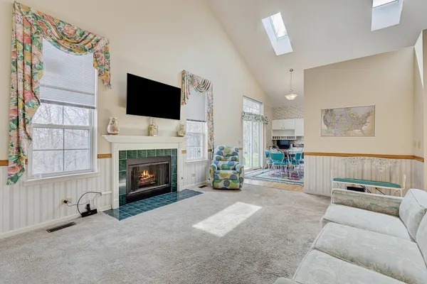 $375,000 | 102 North Crooked Lake Lane, Lindenhurst, IL 60046