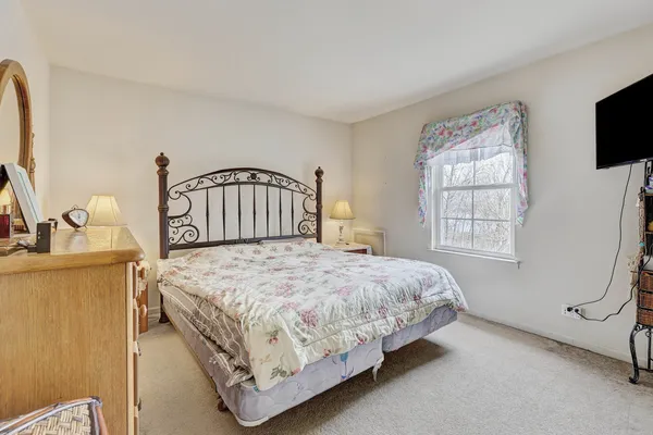 $375,000 | 102 North Crooked Lake Lane, Lindenhurst, IL 60046