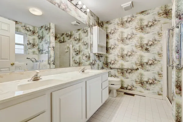 $375,000 | 102 North Crooked Lake Lane, Lindenhurst, IL 60046