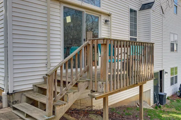 $375,000 | 102 North Crooked Lake Lane, Lindenhurst, IL 60046