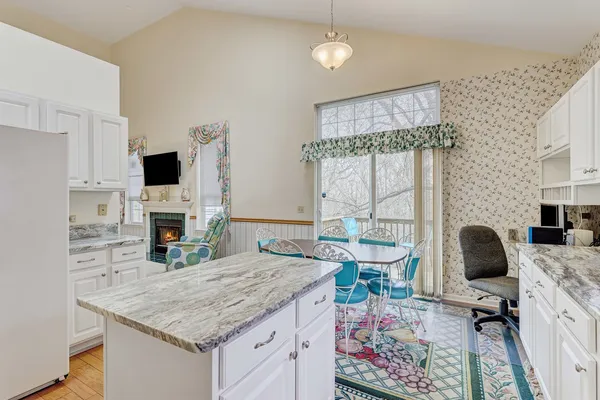 $375,000 | 102 North Crooked Lake Lane, Lindenhurst, IL 60046