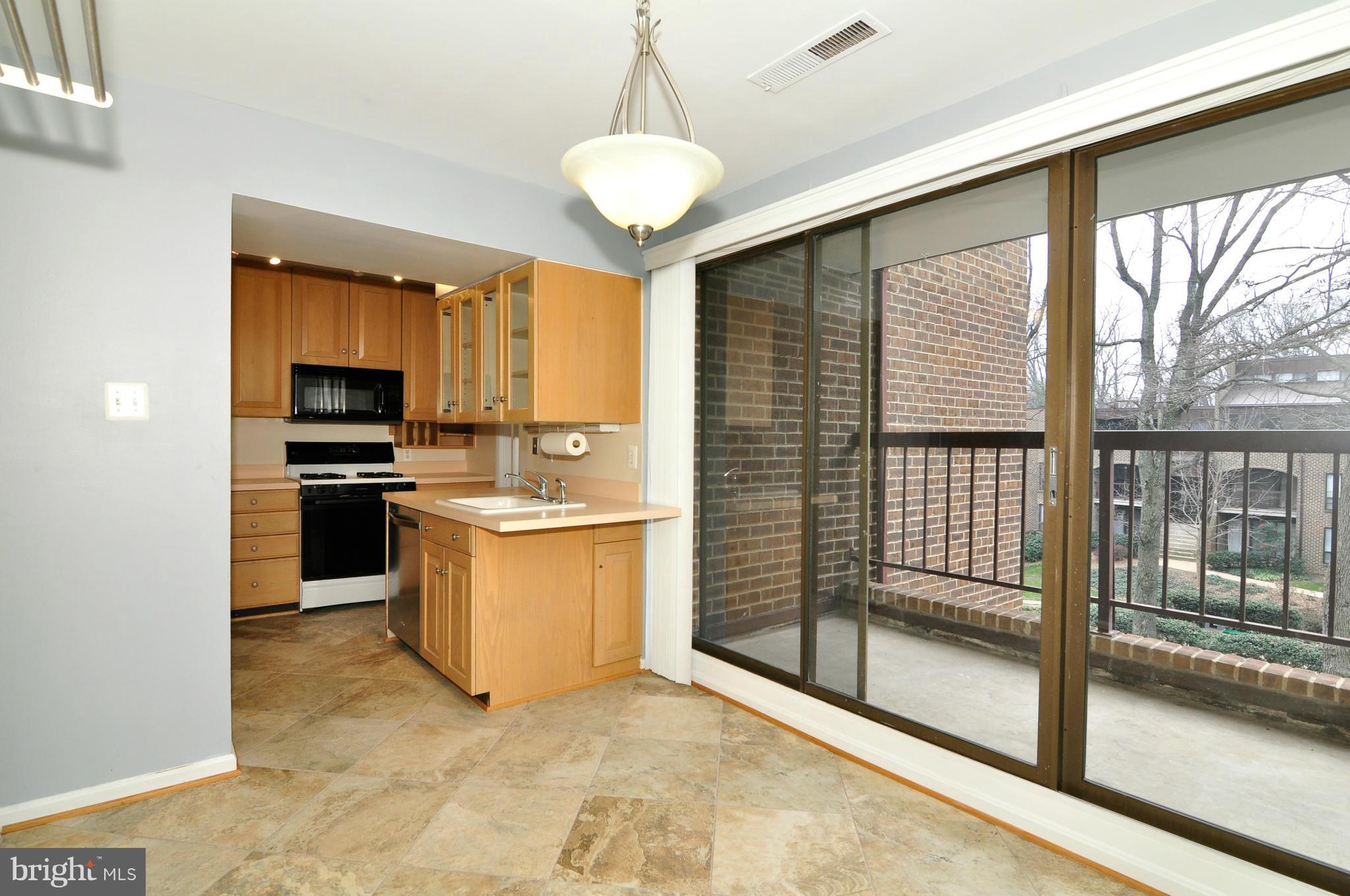 11228 Chestnut Grove Square, Unit 329 Reston, VA 20190 - Photo 11 of 27 Kitchen