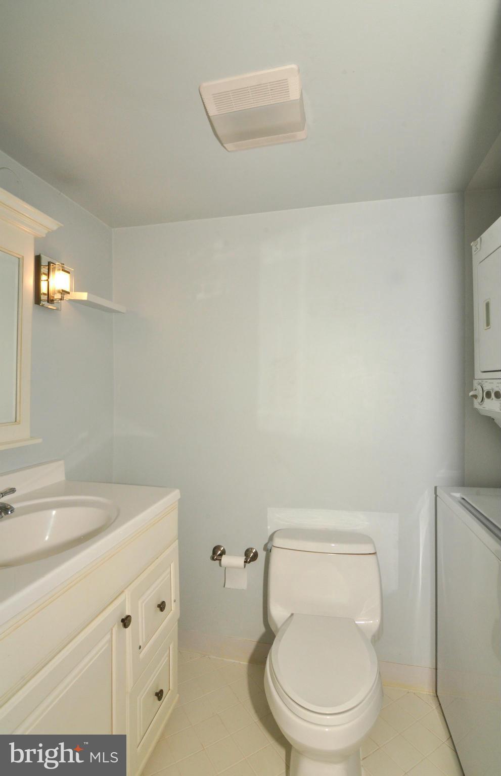11228 Chestnut Grove Square, Unit 329 Reston, VA 20190 - Photo 22 of 27 Bath