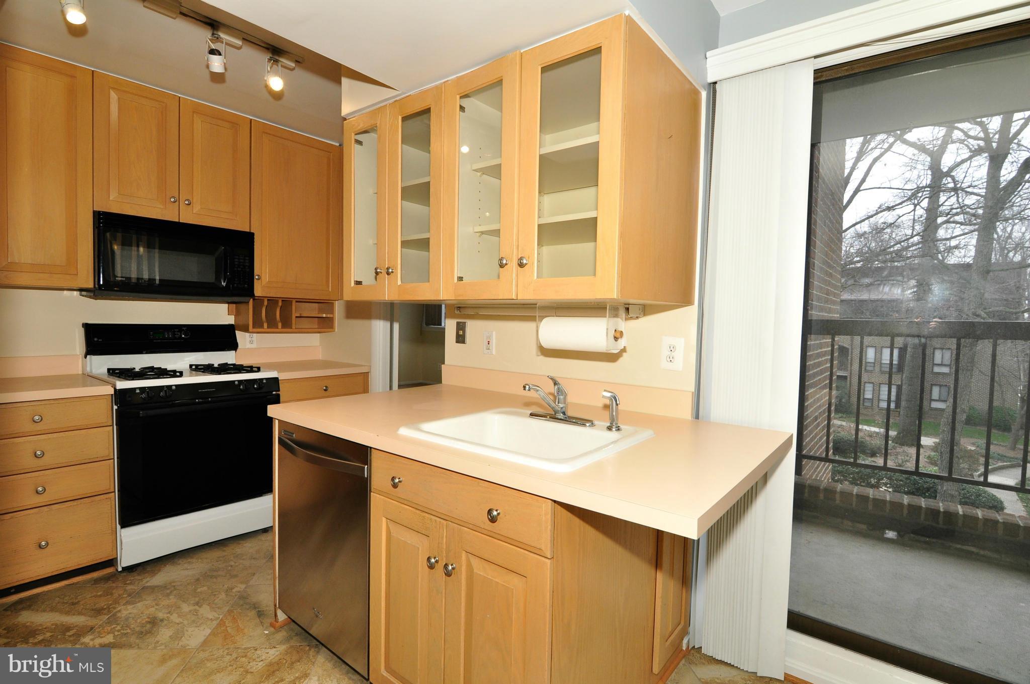 11228 Chestnut Grove Square, Unit 329 Reston, VA 20190 - Photo 8 of 27 Kitchen
