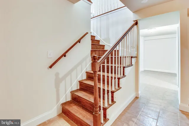 a view of a house with backyard and trees