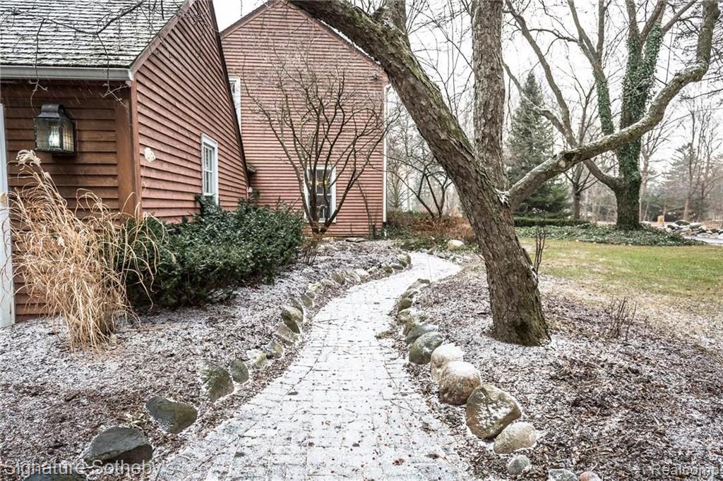 32370 Lahser Road Beverly Hills, MI 48025 - Photo 3 of 42