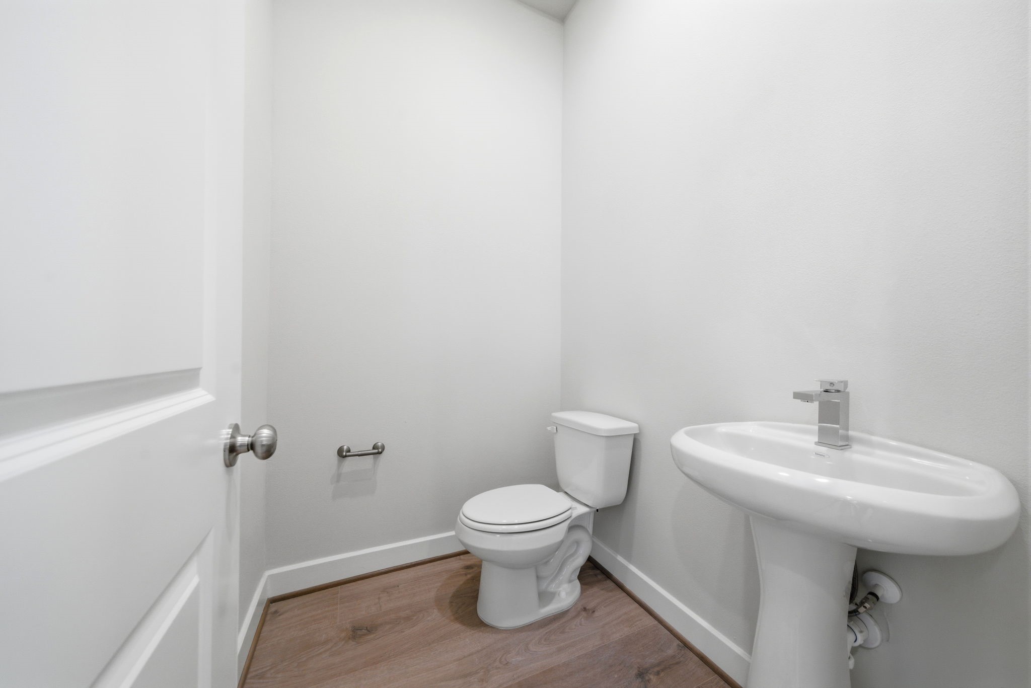 3073 Hicks Street Houston, TX 77007 - Photo 16 of 33 a bathroom with a sink a toilet and a mirror