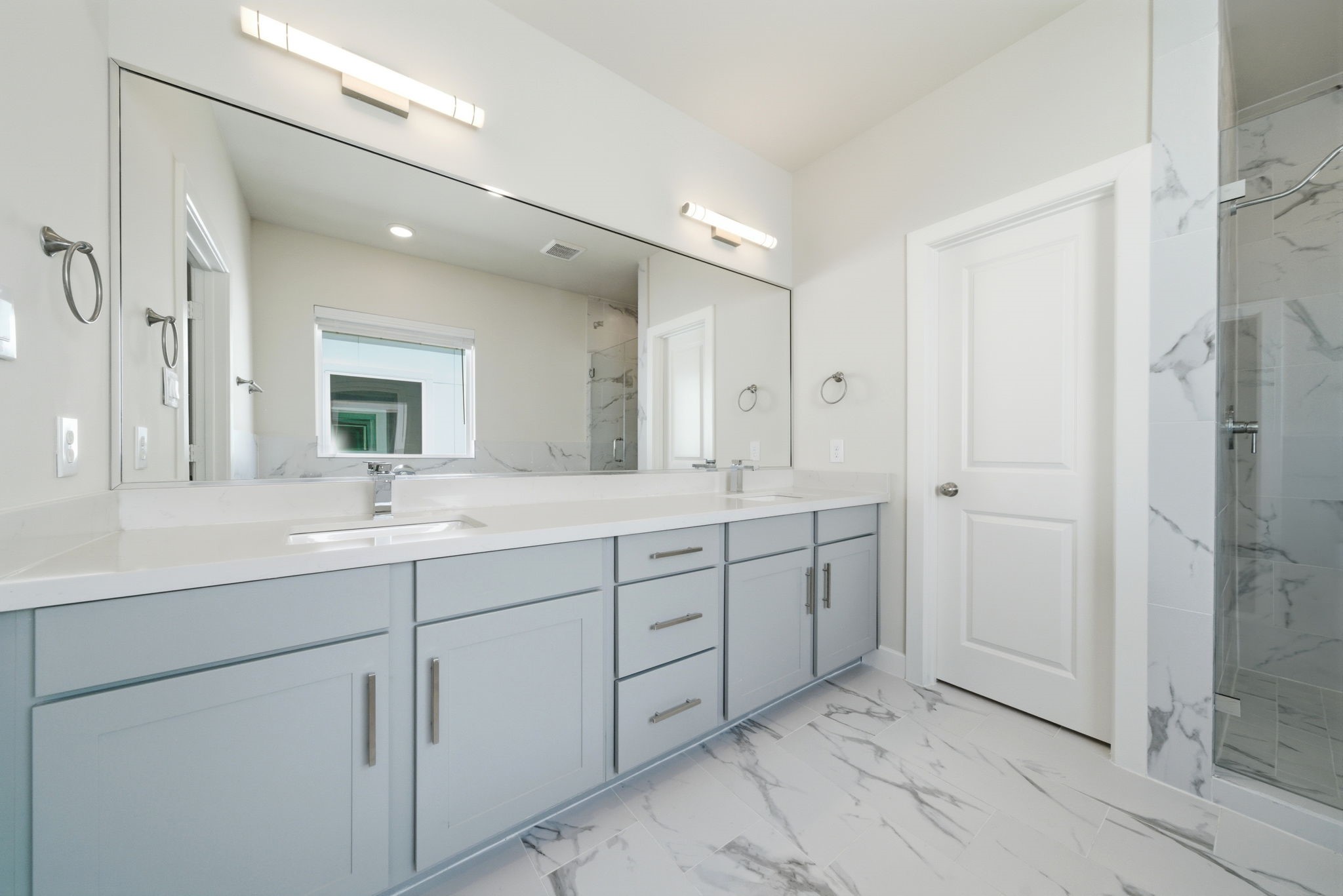 3073 Hicks Street Houston, TX 77007 - Photo 20 of 33 a spacious bathroom with a double vanity sink mirror and double
