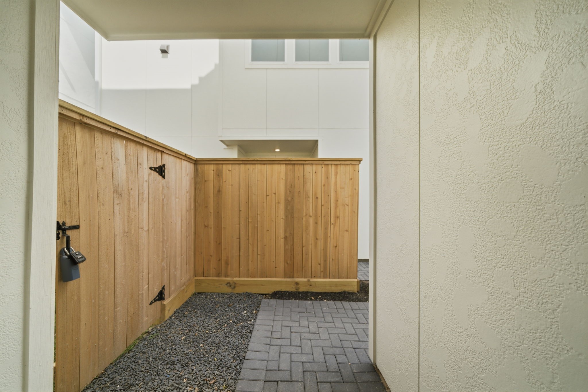 3073 Hicks Street Houston, TX 77007 - Photo 27 of 33 a view of a hallway