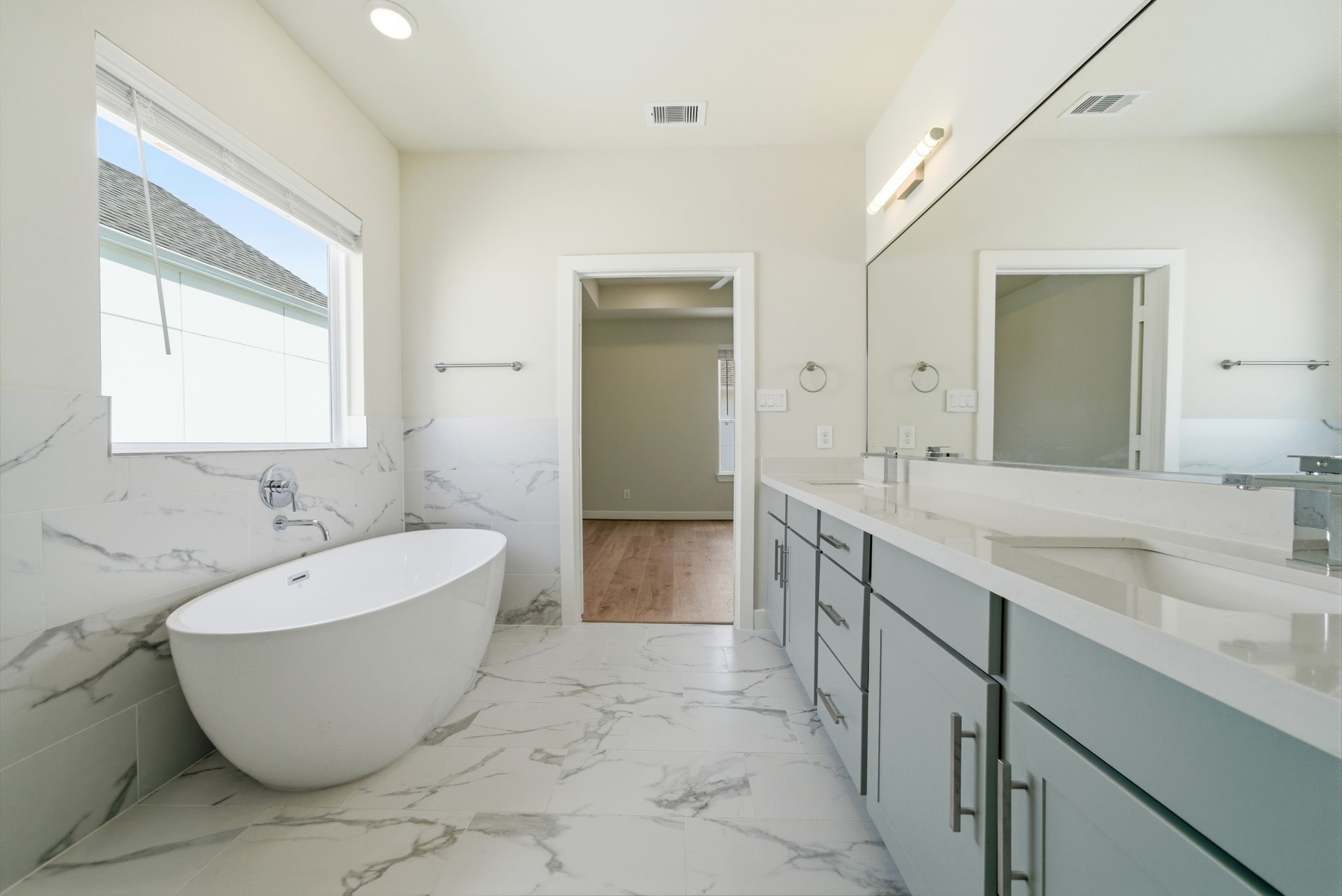 3073 Hicks Street Houston, TX 77007 - Photo 4 of 33 a spacious bathroom with a bathtub sink and toilet
