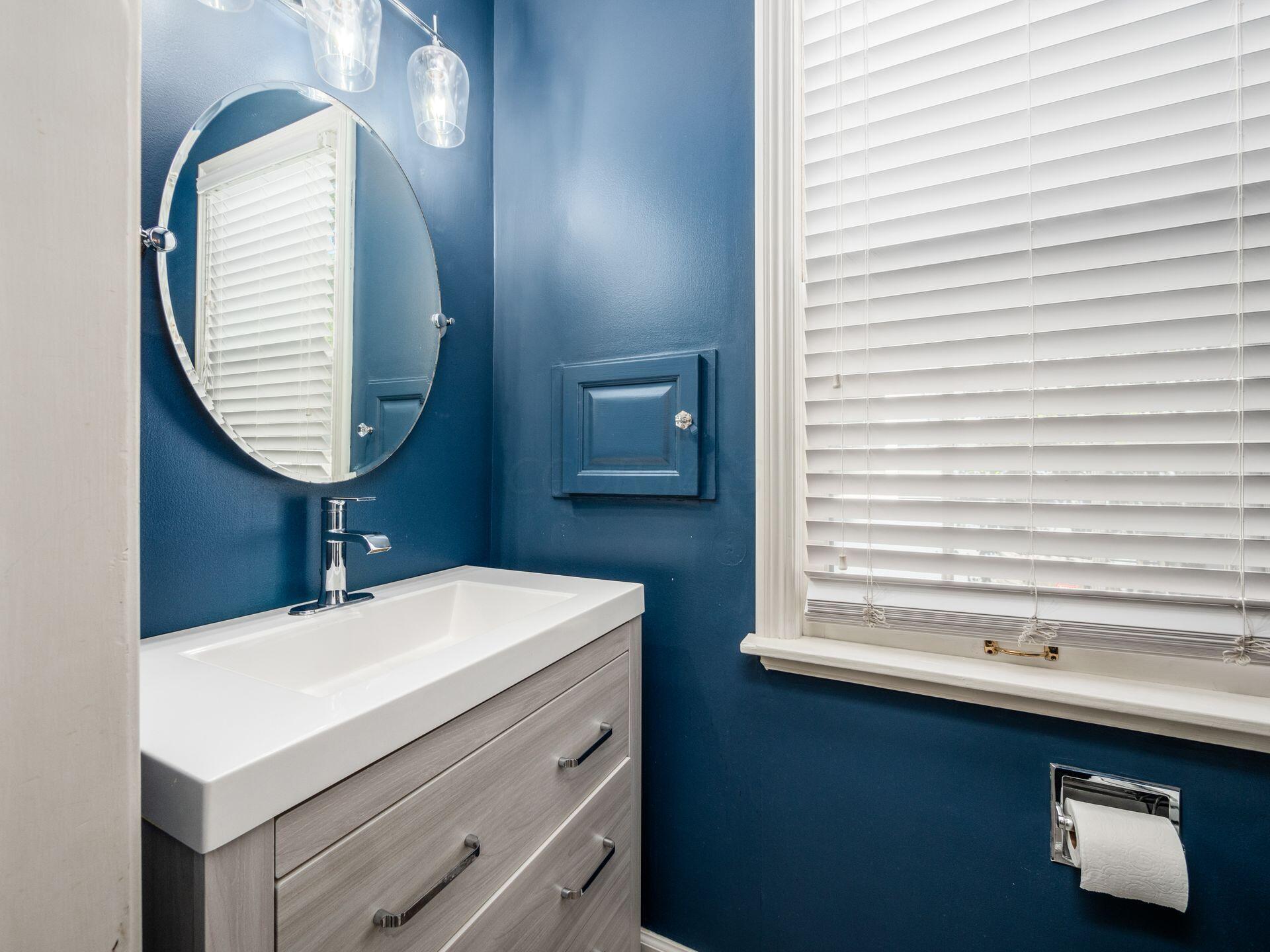206 North Stanwood Road Bexley, OH 43209 - Photo 20 of 60 Half Bathroom