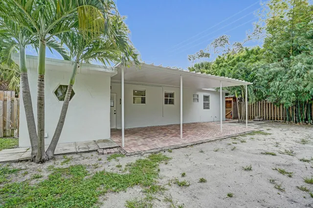 $549,000 | 1205 South Lake Drive, Lantana, FL 33462